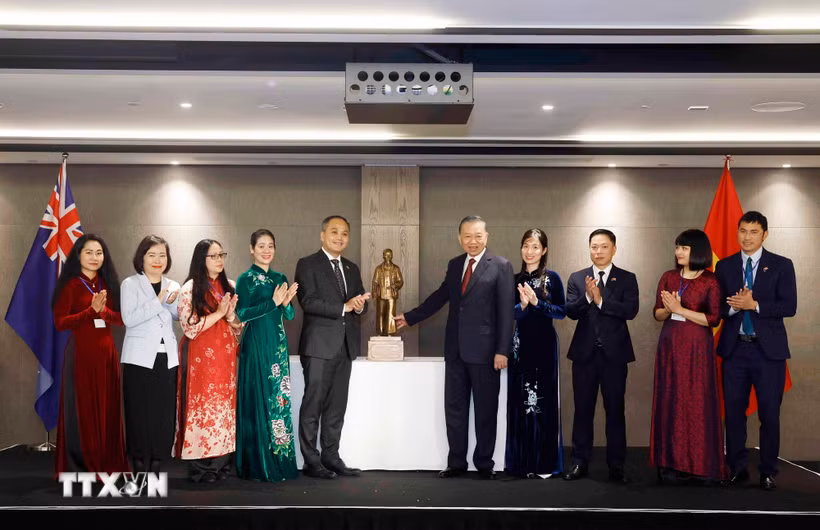 Tổng Bí thư, Chủ tịch nước Tô Lâm tặng bức tượng Chủ tịch Hồ Chí Minh cho Đại sứ quán Việt Nam tại New Zealand. (Ảnh: Thống Nhất/TTXVN)