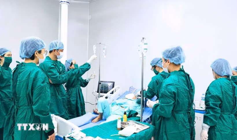 Các bác sỹ Bệnh viện Đa khoa Vĩnh Phúc thực hiện ghép tế bào gốc tạo máu cho người bệnh 59 tuổi mắc đa u tủy xương. (Ảnh: TTXVN phát)