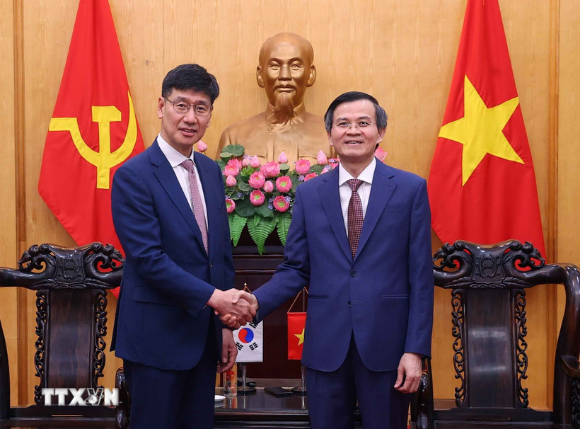 Ông Đoàn Minh Huấn tiếp ông Na Ki Hong, Tổng Giám đốc Tổ hợp Samsung Việt Nam. (Ảnh: Văn Điệp/TTXVN)