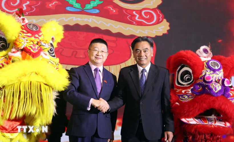 Ổng Nguyễn Lộc Hà (trái), Phó Chủ tịch Thường trực Ủy ban Nhân dân Thành phố Hồ Chí Minh và ông Đường Lập (phải), Tổng lãnh sự Trung Quốc tại Thành phố Hồ Chí Minh, chúc mừng kỷ niệm 76 năm thiết lập quan hệ ngoại giao Việt Nam- Trung Quốc. (Ảnh: Xuân Khu/TTXVN)