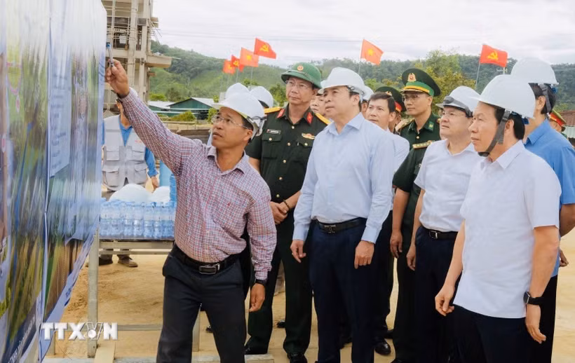 Phó Thủ tướng Lê Tiến Châu cùng Đoàn công tác kiểm tra tiến độ xây dựng Trường phổ thông nội trú liên cấp xã biên giới Huế. (Ảnh: Văn Dũng/TTXVN)