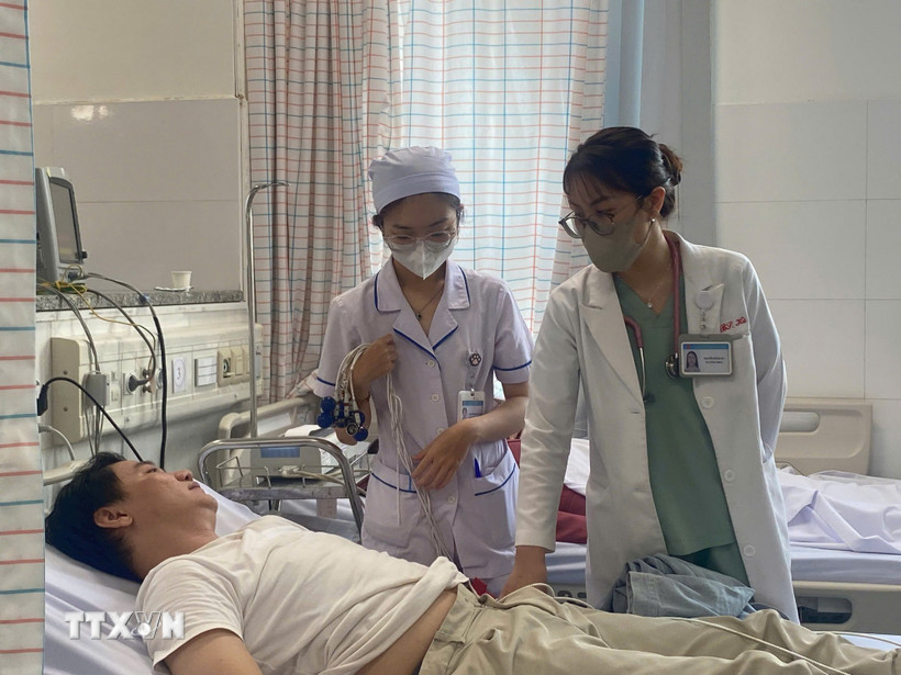 Bệnh nhân nghi bị ngộ độc thực phẩm điều trị tại Bệnh viện Đa khoa Vũng Tàu. (Ảnh: TTXVN phát)