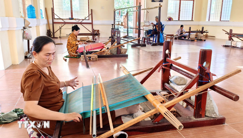 Thành viên Hợp tác xã dệt thổ cẩm Chăm Mỹ Nghiệp (xã Ninh Phước, Khánh Hòa) sản xuất sản phẩm phục vụ thị trường. (Ảnh: Nguyễn Thành/TTXVN)