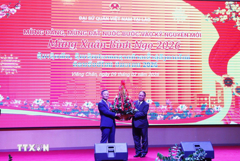 Đại tướng Vilay Lakhamphong, Ủy viên Bộ Chính trị, Thường trực Ban Bí thư, Phó Thủ tướng Chính phủ Lào, tặng hoa chúc mừng Tết cổ truyền Xuân Bính Ngọ của Việt Nam. (Ảnh: Xuân Tú/TTXVN)