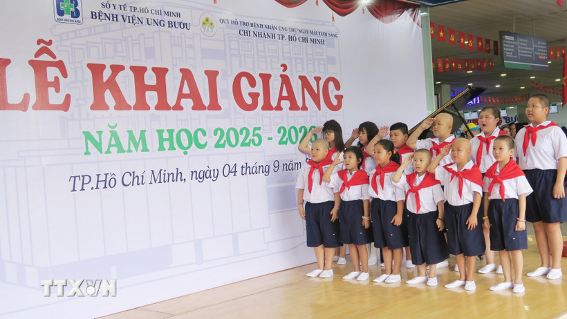 Các bệnh nhi tham gia Lớp học Hoa hướng dương hát Quốc ca trong Lễ khai giảng năm học mới 2025-2026. (Ảnh: Đinh Hằng/TTXVN)