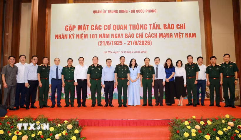 Các đại biểu chụp ảnh tại buổi gặp. (Ảnh: Trọng Đức/TTXVN)