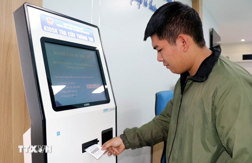 Áp dụng phần mềm lấy số thứ tự tại Trung tâm Phục vụ hành chính công một cấp tại Quảng Ninh. (Ảnh: Văn Đức/TTXVN)