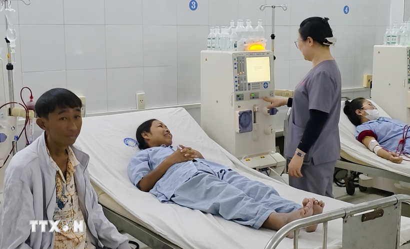 Nhân viên y tế Khoa thận nhân tạo Bệnh viện Đà Nẵng chuẩn bị thiết bị chạy thận phục vụ bệnh nhân trong những ngày Tết. (Ảnh: Trần Lê Lâm/TTXVN)