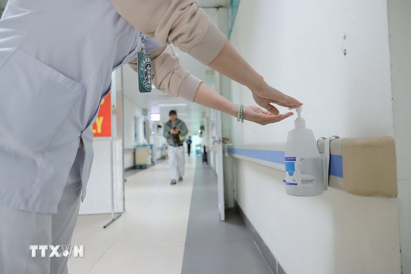 Các bệnh viện sẵn sàng thu dung, điều trị bệnh nhân mắc, nghi ngờ mắc bệnh do virus Nipah; bảo đảm công tác phòng chống nhiễm khuẩn, phòng chống lây nhiễm tại bệnh viện. (Ảnh: Minh Quyết/TTXVN)