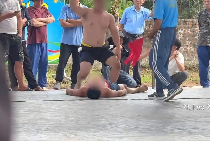 Đô vật ngã gục ở sàn đấu. (Ảnh chụp màn hình)