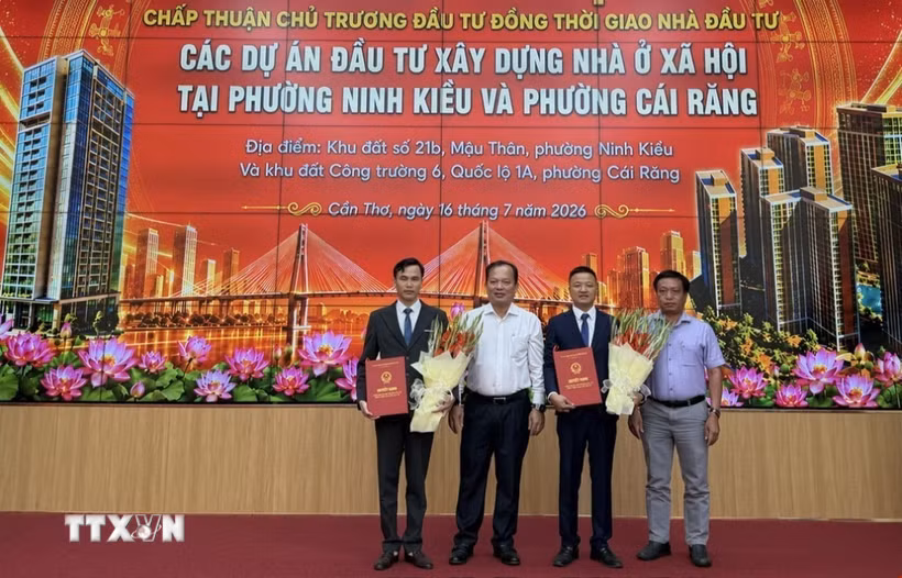 Phó Chủ tịch Ủy ban Nhân dân thành phố Cần Thơ Nguyễn Văn Hòa (giữa) trao quyết định chủ trương đầu tư xây dựng 2 dự án Nhà ở xã hội. (Ảnh: Nguyễn Văn Việt/TTXVN)