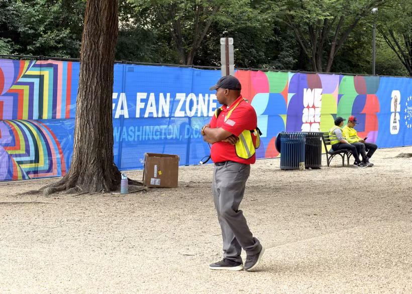 Các tấm biển mang biểu tượng FIFA World Cup 2026 được lắp đặt trong khu vực Fan Zone. (Ảnh: Ngọc Quang/TTXVN)