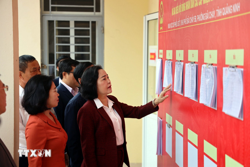 Bà Nguyễn Thị Thanh, Ủy viên Trung ương Đảng, Phó Chủ tịch Quốc hội, Ủy viên Hội đồng Bầu cử Quốc gia, kiểm tra tại tổ bầu cử khu phố Bãi Cháy 5B, phường Bãi Cháy. (Ảnh: Đức Hiếu/TTXVN)