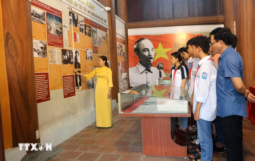Hằng năm, Khu lưu niệm Cát Tường đón hàng nghìn lượt đoàn viên, thanh thiếu nhi đến tham quan, dâng hương, báo công. (Ảnh: Nguyễn Chinh/TTXVN)