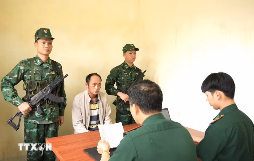 Đồn Biên phòng Cửa khẩu Săm Pun lấy lời khai của bị can Lầu Mí Lùng. (Ảnh: Minh Tâm/TTXVN)