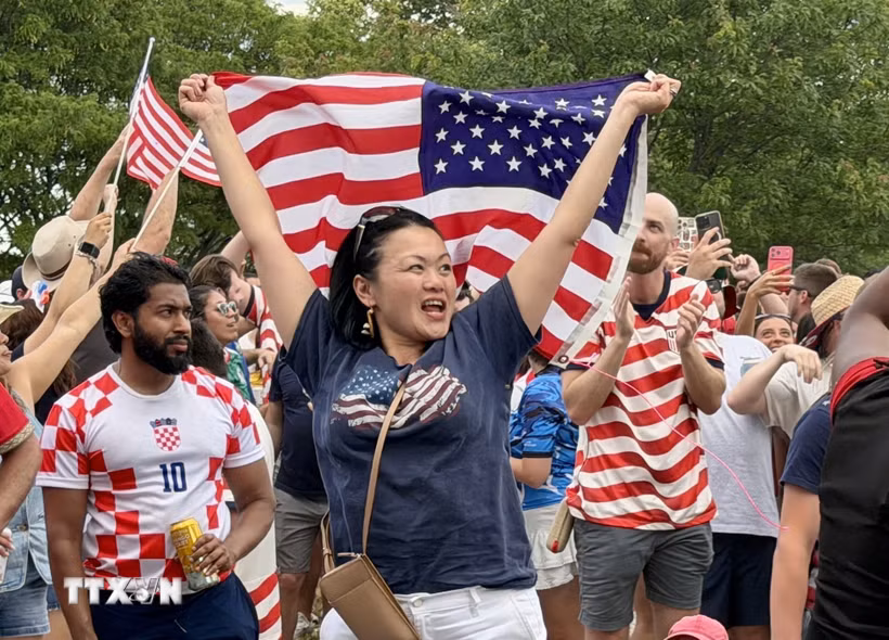 World Cup 2026: Nhiều cổ động viên trắng tay vì mua vé qua trung gian Cổ động viên Mỹ tại FIFA Fan Festival tại Lemon Hill (Philadelphia) ăn mừng chiến thắng 2-0 trước Australia. (Ảnh: Ngọc Quang/TTXVN)