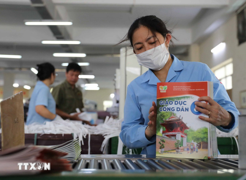 Sách giáo khoa do Nhà xuất bản Giáo dục Việt Nam phát hành. (Ảnh: Thanh Tùng/TTXVN)