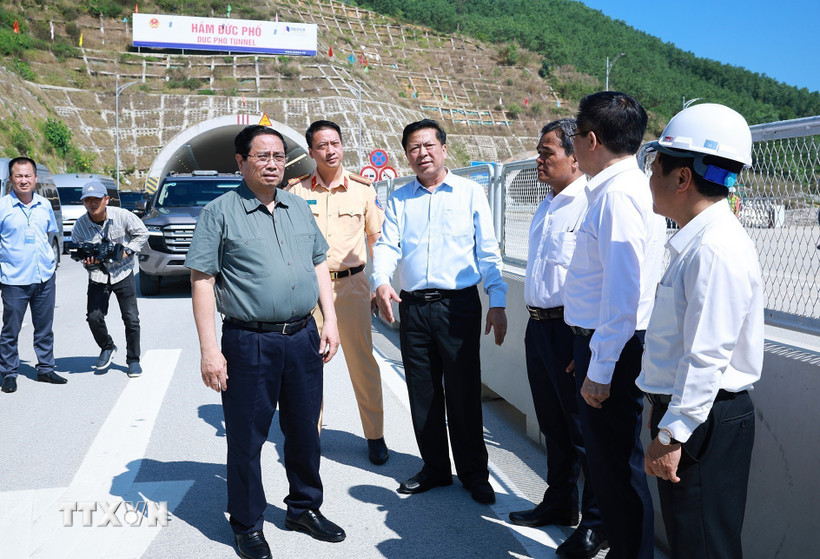 Thủ tướng Phạm Minh Chính kiểm tra Dự án tuyến đường cao tốc đoạn Quảng Ngãi-Hoài Nhơn. (Ảnh: Dương Giang/TTXVN)