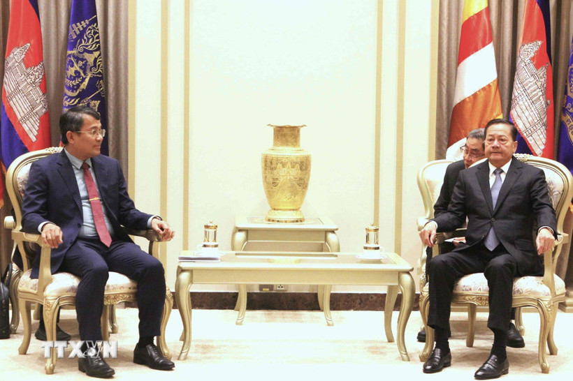 Phó Thủ tướng Campuchia Neth Savoeun (phải) tiếp Ủy viên Trung ương Đảng, Thứ trưởng Thường trực Bộ Ngoại giao Việt Nam Nguyễn Minh Vũ. (Ảnh: Hoàng Minh/TTXVN)