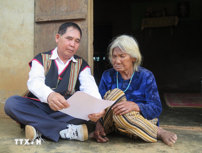 Cán bộ người dân tộc thiểu số tuyên truyền về bầu cử. (Ảnh: Dư Toán/TTXVN)