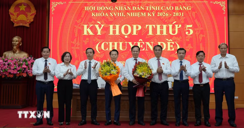 Lãnh đạo Hội đồng Nhân dân, Ủy ban Nhân dân tỉnh Cao Bằng tặng hoa chúc mừng ông Lương Tuấn Hùng (thứ tư từ trái sang). (Ảnh: Chu Hiệu/TTXVN)