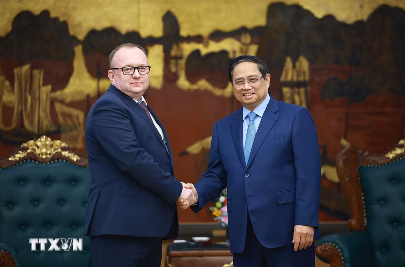 Thủ tướng Phạm Minh Chính tiếp Chủ tịch Ủy ban Giám định tư pháp Cộng hòa Belarus Volkov Alexei Aleksandrovich. (Ảnh: Dương Giang/TTXVN)