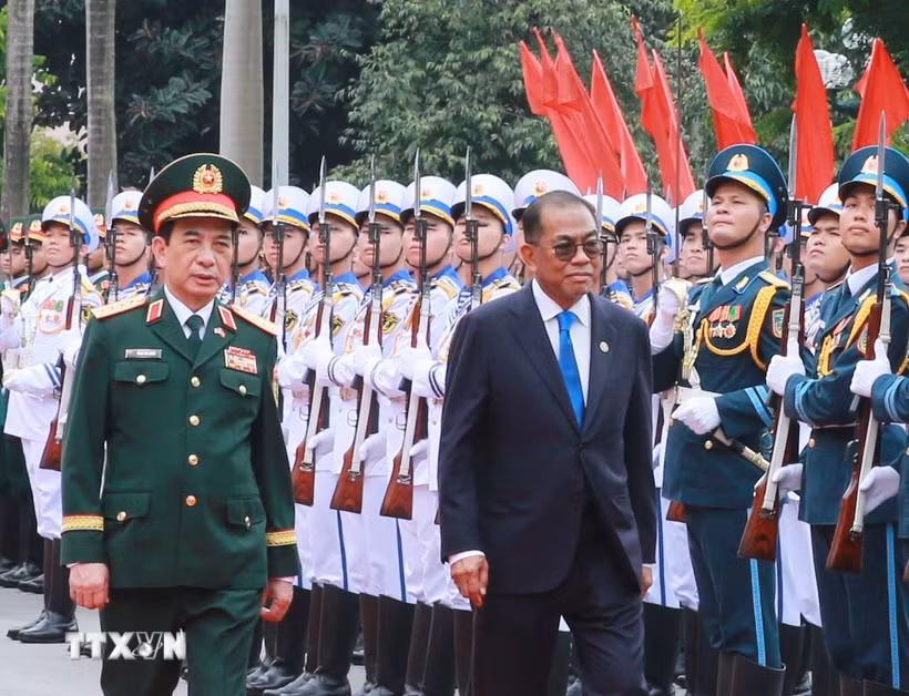 Phó Thủ tướng, Bộ trưởng Quốc phòng Phan Văn Giang và Bộ trưởng Quốc phòng Malaysia Dato Seri Mohamed Khaled Bin Nordin duyệt Đội danh dự Quân đội nhân dân Việt Nam. (Ảnh: Trọng Đức/TTXVN)