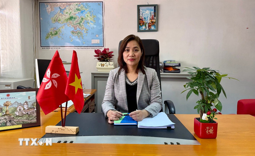 Bà Vũ Thị Thúy, Phó Tổng lãnh sự, Trưởng Thương vụ Việt Nam tại Hong Kong trả lời phỏng vấn của TTXVN. (Ảnh: Mạc Luyện/TTXVN)