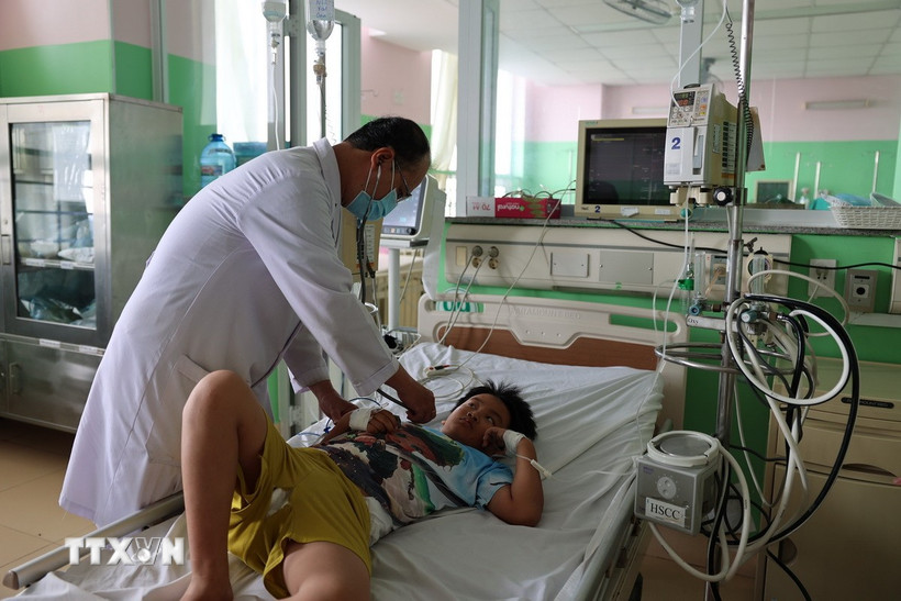 Bác sỹ Khoa Nhi, Bệnh viện Đa khoa Bà Rịa thăm khám cho bệnh nhân ngộ độc thực phẩm nghi do ăn bánh mỳ tại tiệm Ngọc Hà, phường Phú Mỹ. (Ảnh: Hoàng Nhị/TTXVN)