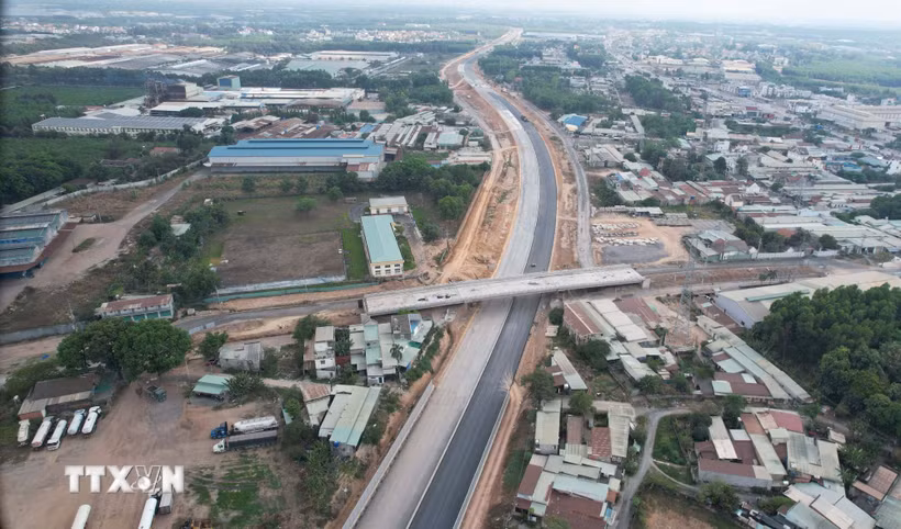 Một đoạn trên cao tốc Biên Hòa-Vũng Tàu, đoạn qua Đồng Nai đang thi công. (Ảnh: Công Phong/TTXVN)