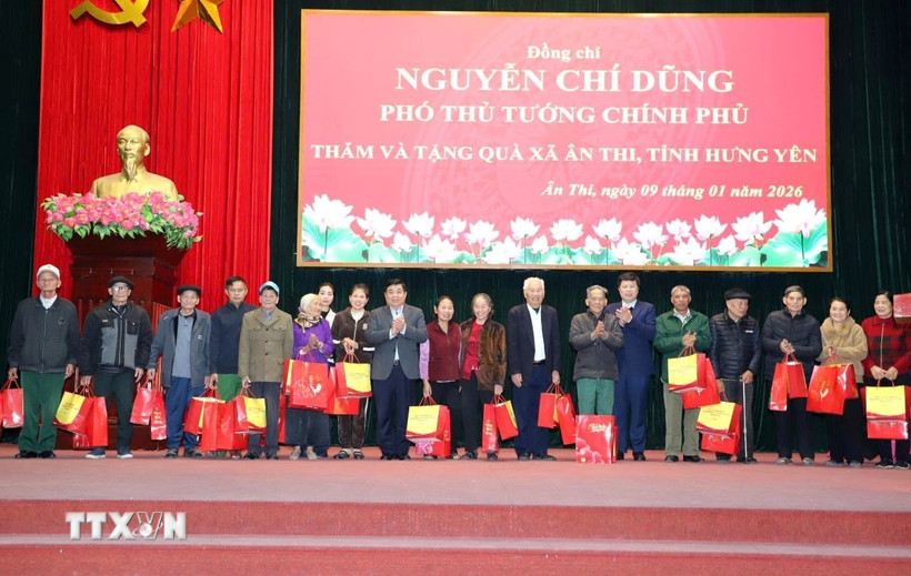 Phó Thủ tướng Nguyễn Chí Dũng trao quà cho các gia đình chính sách, người có công và hộ nghèo, hộ cận nghèo tại xã Ân Thi. (Ảnh: Thế Duyệt/TTXVN)