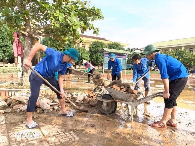 Lực lượng đoàn viên thanh niên Hà Tĩnh hỗ trợ vệ sinh, dọn dẹp sau khi lũ rút. (Ảnh: Hoàng Ngà/TTXVN)