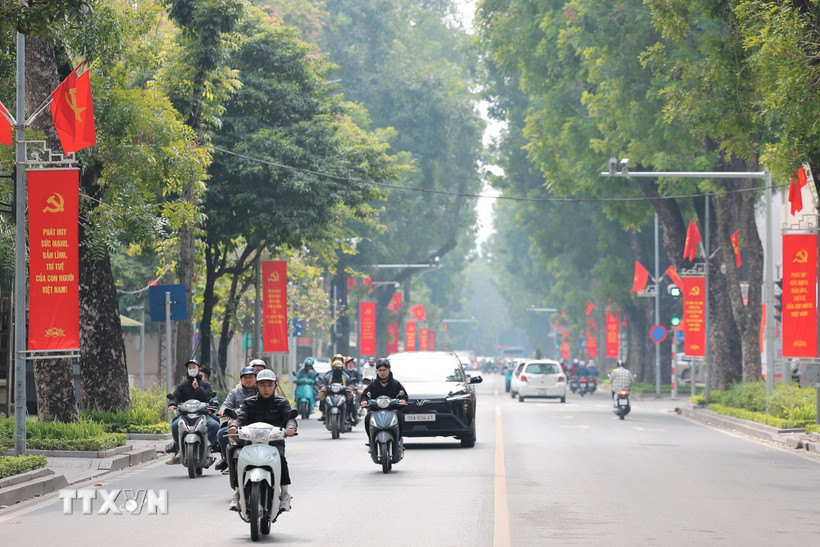 Cờ Đảng, cờ Tổ quốc tung bay trên nhiều tuyến phố của Hà Nội dịp chào mừng 96 năm Ngày thành lập Bet88013 com nổ hũ Việt Nam. (Ảnh: Lê Đông/TTXVN)