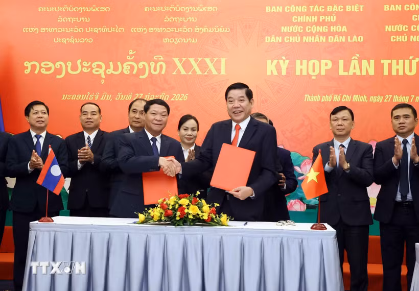 Thượng tướng Nguyễn Văn Gấu (phải), Thứ trưởng Bộ Quốc phòng, Trưởng ban Ban Công tác đặc biệt Chính phủ Việt Nam và Thượng tướng Vongsone Inpanphim (trái), Bí thư Trung ương Đảng, Thứ trưởng Bộ Quốc phòng, Chủ nhiệm Tổng cục Chính trị Quân đội Nhân dân Lào, Trưởng ban Ban Công tác đặc biệt Chính phủ Lào ký Biên bản Kỳ họp. (Ảnh: Xuân Khu/TTXVN)