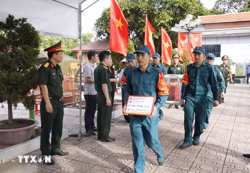Các thành viên tổ công tác thực hiện nghiêm ngặt quy trình kỹ thuật, niêm phong và lập mã định danh cho các mẫu hài cốt liệt sỹ phục vụ xây dựng cơ sở dữ liệu gene. (Ảnh: TTXVN phát)