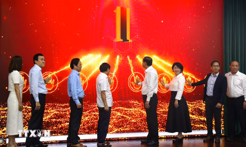 Lãnh đạo Thành phố Hồ Chí Minh và các doanh nghiệp ấn nút phát động đợt thi đua. (Ảnh: Liên Sơn/TTXVN)