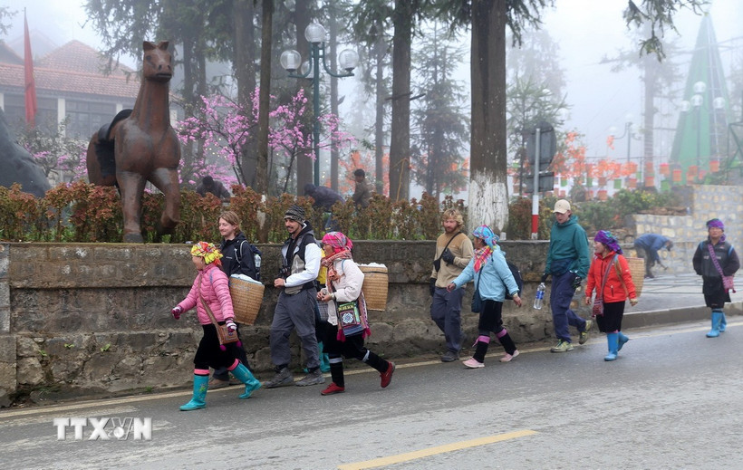Khách du lịch quốc tế tại Sa Pa. (Ảnh: Quốc Khánh/TTXVN)
