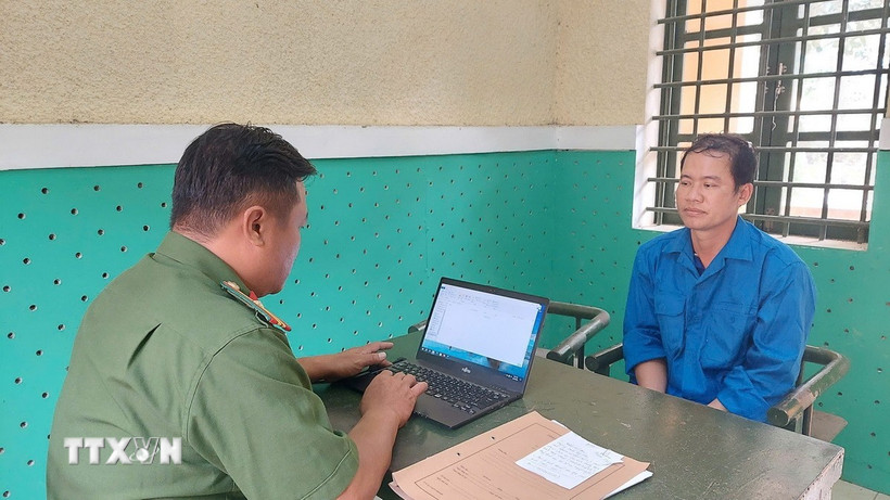 Lực lượng công an làm việc với bị can Nguyễn Việt Thanh. (Ảnh: TTXVN phát)