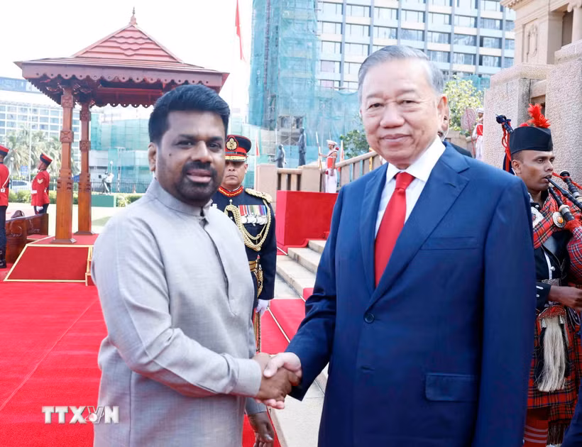 Tổng thống Sri Lanka Anura Kumara Dissanayake đón Tổng Bí thư, Chủ tịch nước Tô Lâm. (Ảnh: Thống Nhất/TTXVN)