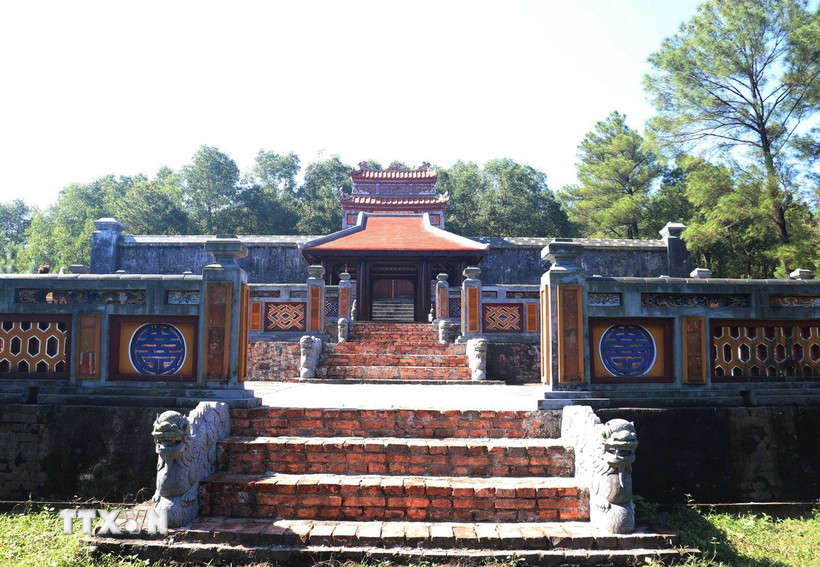 Nhà rường xây dựng phía trước Bửu thành lăng mộ Hoàng Thái hậu Từ Dụ thuộc di tích lăng vua Thiệu Trị (Huế), chưa có trong hồ sơ quy hoạch. (Ảnh: Nguyên Lý/TTXVN)