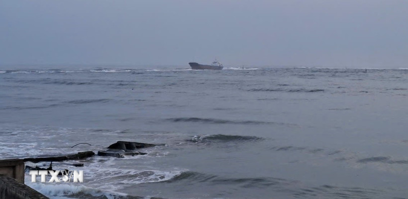 Tàu Thanh Thành Đạt 45 có trọng tải toàn phần 2.947 tấn đang bị mắc cạn tại cảng Cửa Việt, tỉnh Quảng Trị. (Ảnh: TTXVN phát)