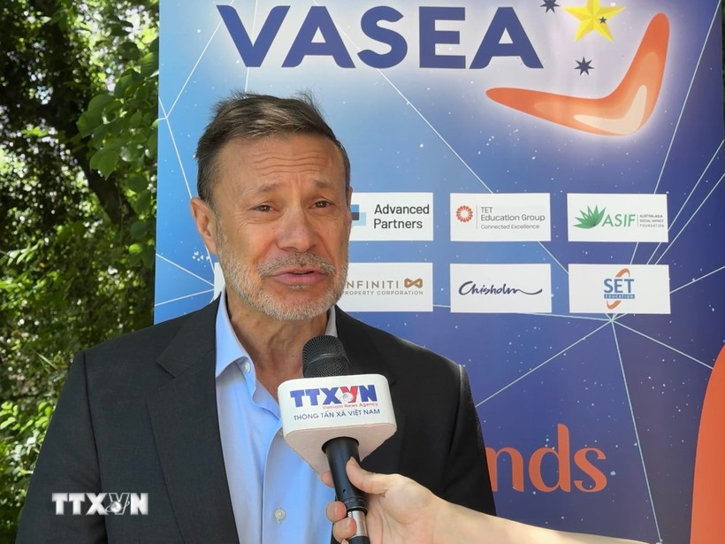 Ông Andrew Goledzinowski trả lời phỏng vấn của phóng viên TTXVN tại Australia. (Ảnh: Thanh Tú/TTXVN)