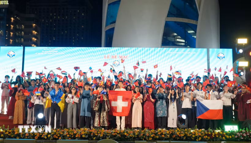 Hơn 100 thanh niên Việt Nam ở nước ngoài đến từ 32 quốc gia, vùng lãnh thổ ra mắt các đại biểu tại đêm bế mạc. (Ảnh: Phan Sáu/TTXVN)