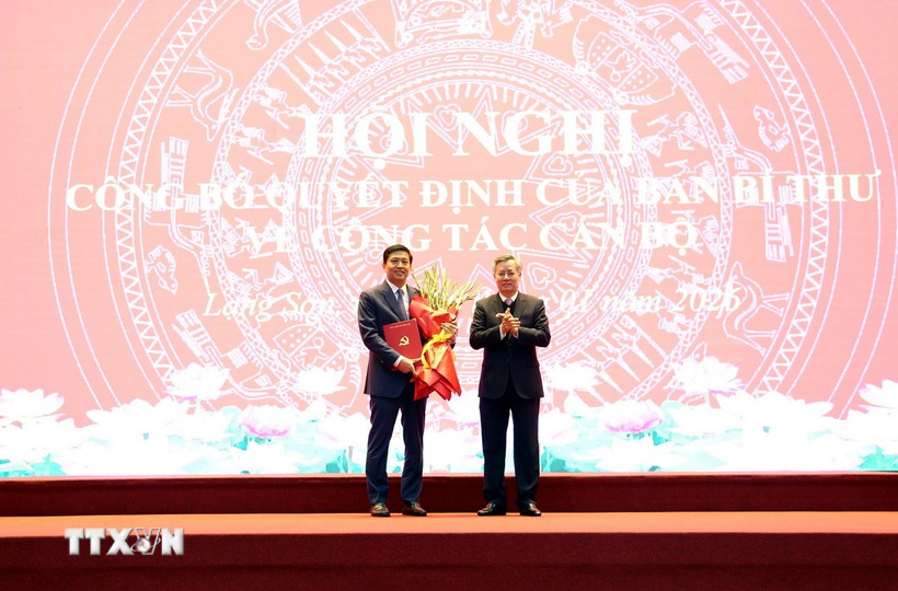 Phó Trưởng Ban Tổ chức Trung ương Nguyễn Quang Dương trao Quyết định và tặng hoa chúc mừng ông Vũ Hoàng Anh, Phó Bí thư Tỉnh ủy Lạng Sơn. (Ảnh: Văn Đạt/TTXVN)