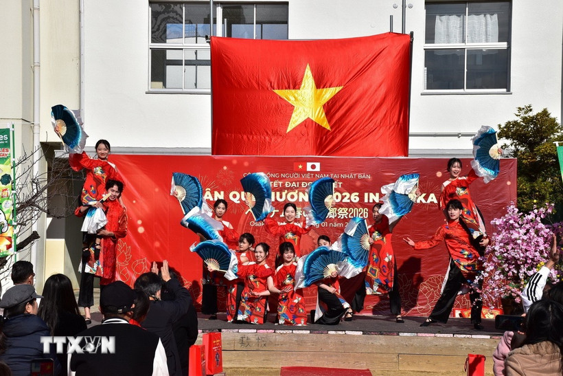 Nhóm múa V-Artist của thanh niên Việt Nam tại Osaka biểu diễn chào mừng lễ hội Xuân Quê hương 2026 tại Osaka. (Ảnh: Nguyễn Tuyến/TTXVN)