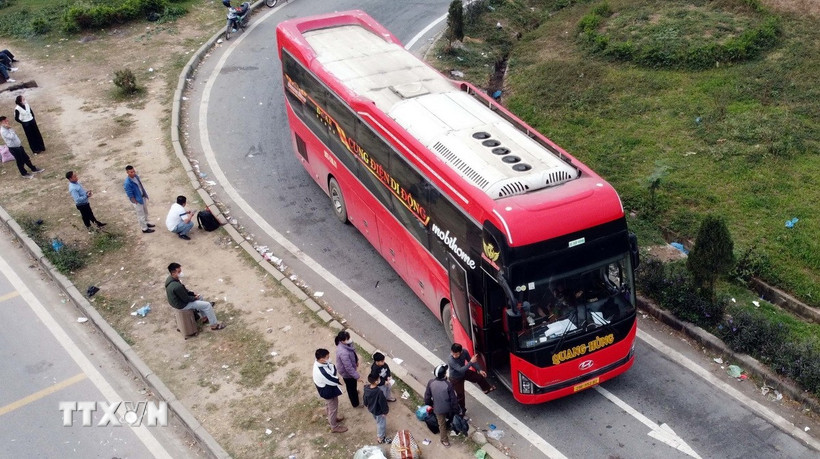 'Bến xe” tự phát bủa vây nút giao IC4 cao tốc Nội Bài-Lào Ca ngày 1/1/2026. (Ảnh: Hoàng Hùng/TTXVN)