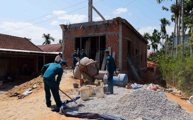 Lực lượng dân quân, quân sự xã Mộ Đức, tỉnh Quảng Ngãi hỗ trợ xây dựng nhà cho vợ chồng ông Lê Tám, bà Nguyễn Thị Mỹ Huệ. (Ảnh: Dư Toán/TTXVN)