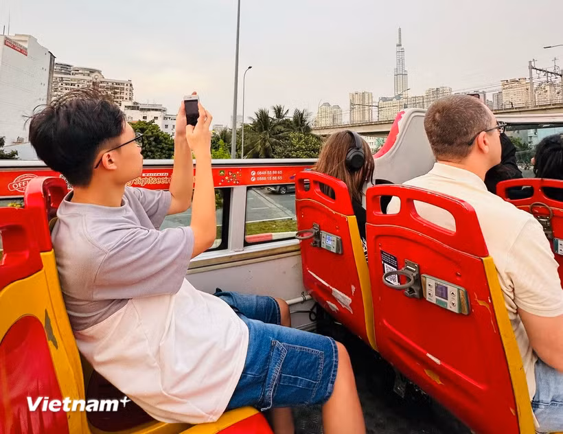 Du khách trải nghiệm xe buýt 2 tầng khi tham quan Thành phố Hồ Chí Minh. (Nguồn: Vietnam+)