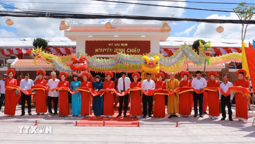 Các đại biểu cắt băng khánh thành Nhà lưu niệm Nguyễn Đình Chiểu. (Ảnh: Bùi Giang/TTXVN)