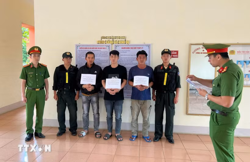 Công an tỉnh Lai Châu bắt giữ các đối tượng trong vụ án làm giả con dấu, các loại giấy tờ giả. (Ảnh: TTXVN phát)